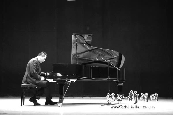 国际著名钢琴演奏家苏显亮惊艳湛江舞台图片