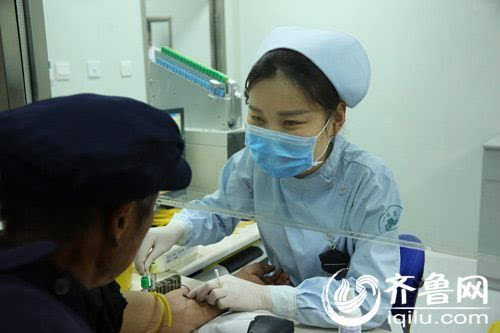 检验标本 检验人生:泰安市中心医院检验人的