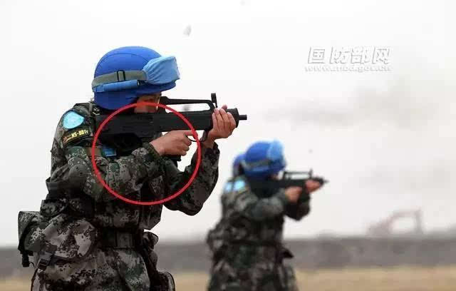 中国维和部队的单兵装具相当细致入微,就连手链都是特制的