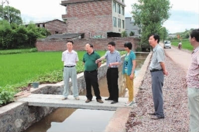 祁东县人大代表现场考察土地开发整理项目.
