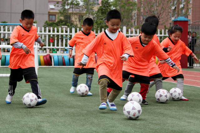“娃娃足球”萌动幼儿园