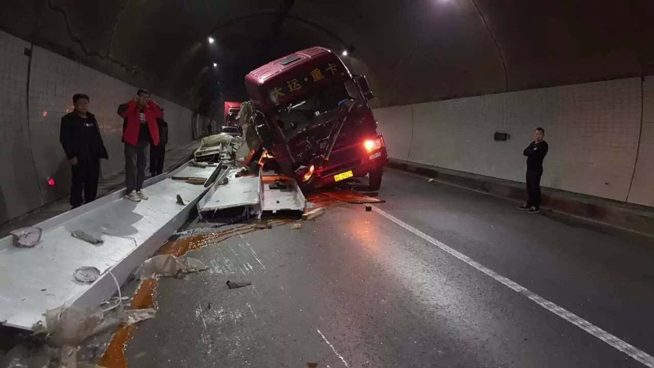 [现场]诸永高速双峰隧道发生惊险一幕!一男子临时换座捡回一条命