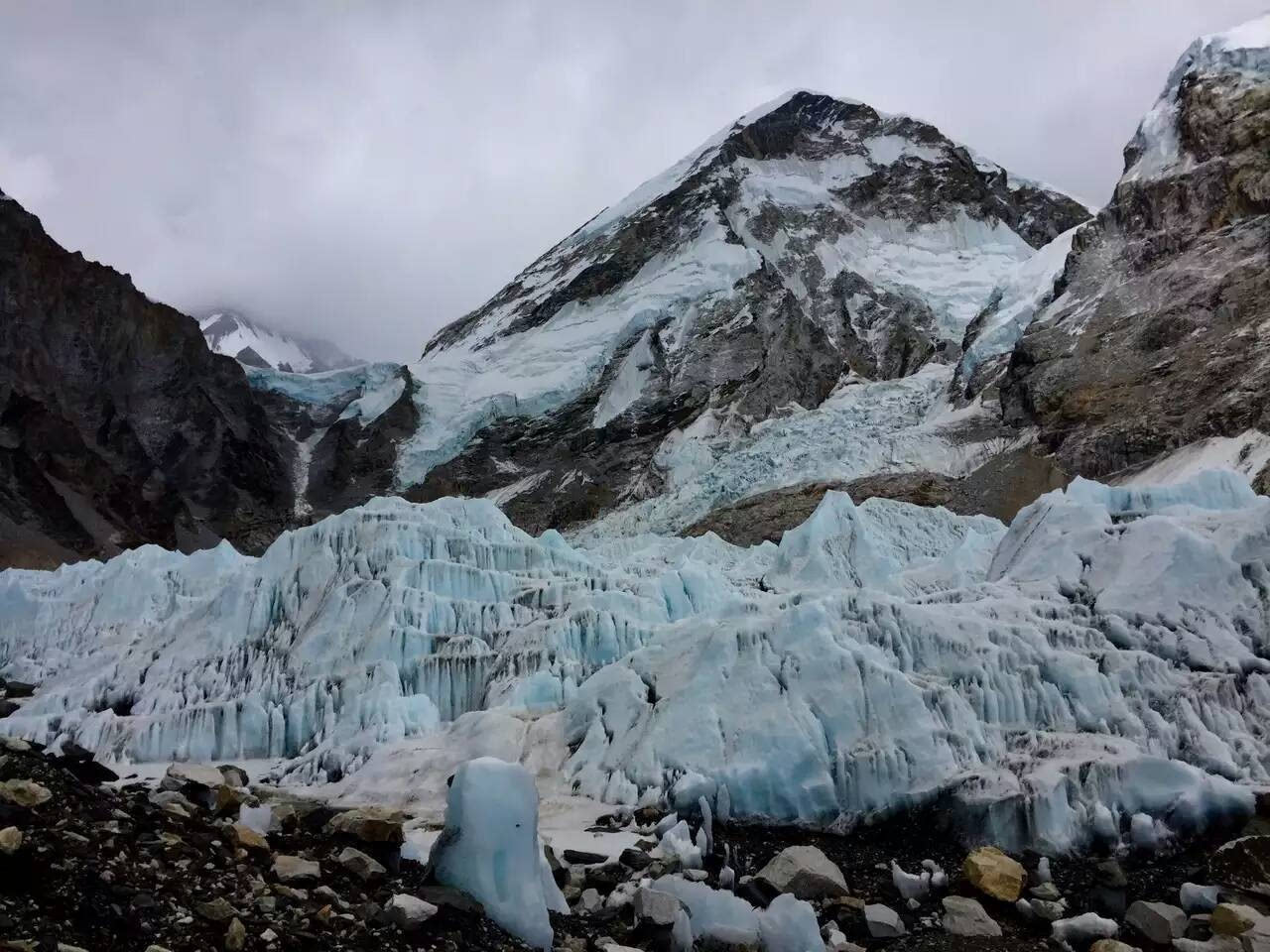 我们中国登山者聚集的帐篷在大本营的最里边,紧挨着著名的"昆布冰川.