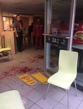 麦当劳发生砍人事件 睡觉时被砍