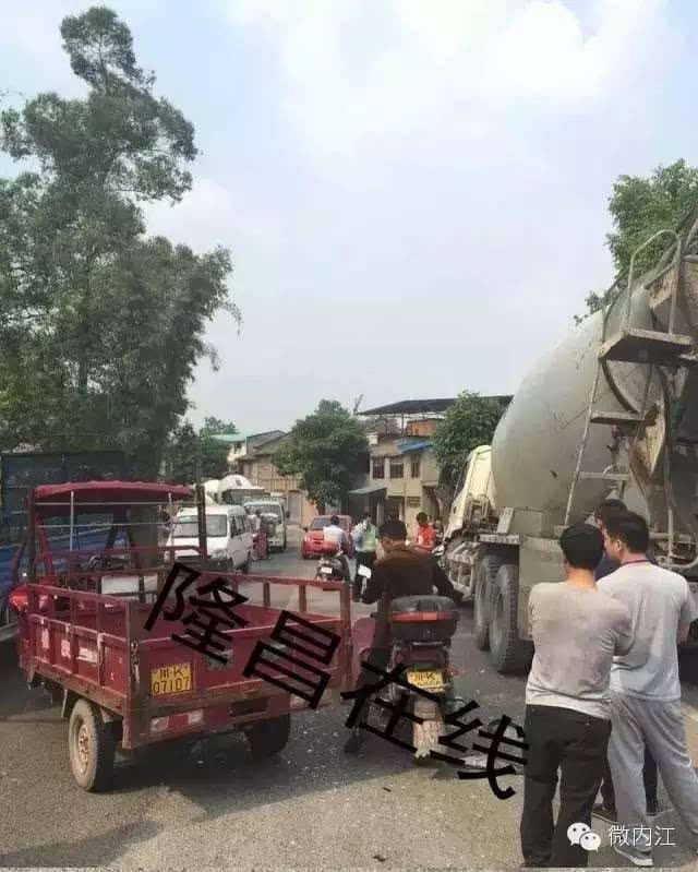 内江一水泥罐车与三轮相撞,三轮驾驶员后脑出血生死不明