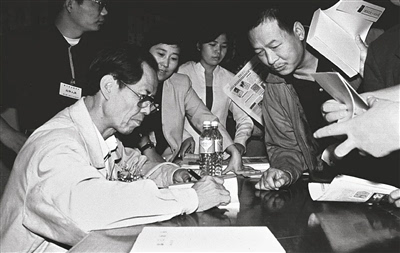 这是1998年10月,陈忠实在西安举行的全国书市上为读者签名的资料照片.