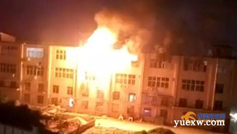 东莞凤岗一电池厂发生火灾 火光蹭蹭往外窜