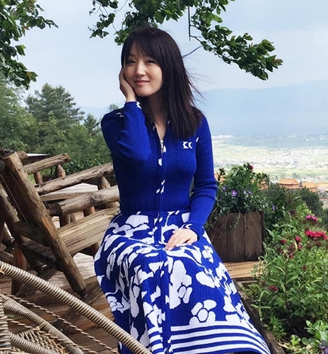 杨钰莹变身茶山的俏阿妹 静坐享受好时光