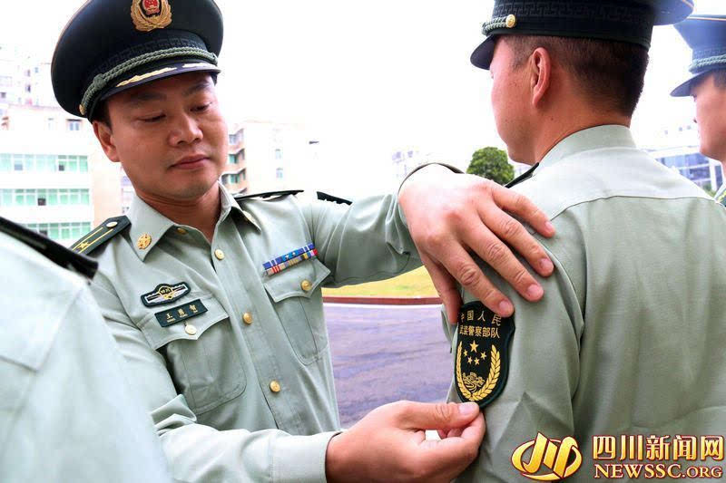 5月1日起,四川武警佩戴新式标志,服饰执勤(图)