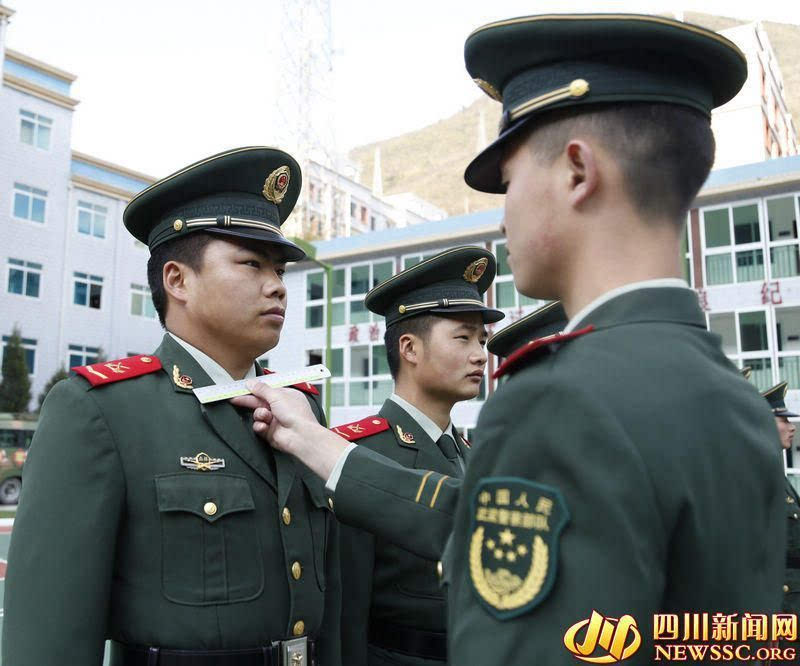 5月1日起,四川武警佩戴新式标志,服饰执勤(图)