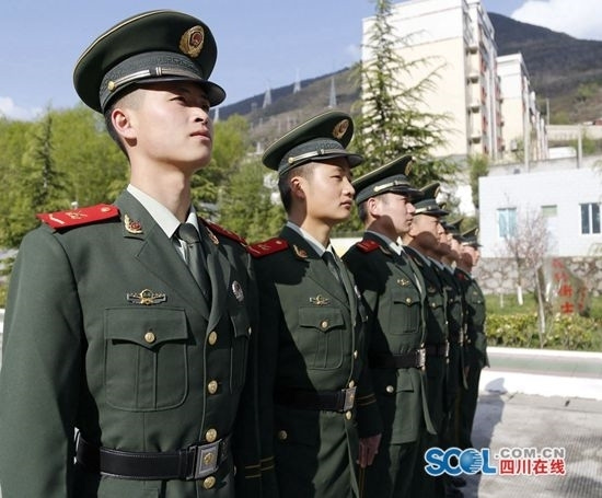 五一驻川武警官兵启用新标志服饰