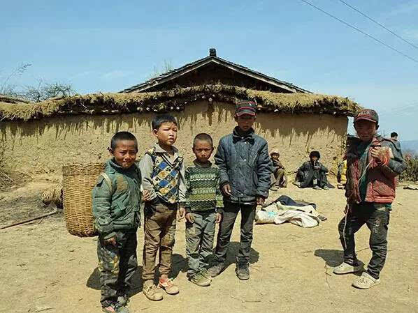 中国最贫穷地区落后当今社会二十年,人畜同住