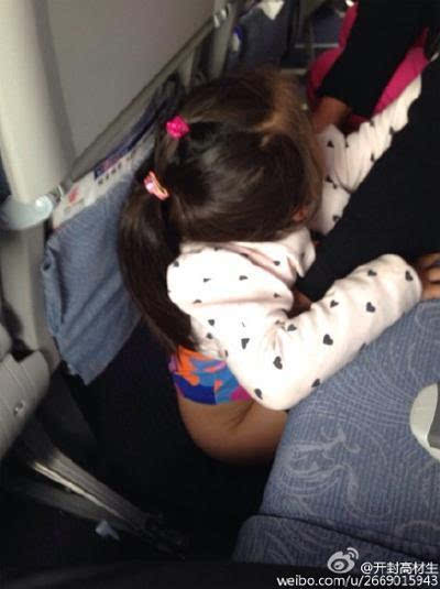 小女孩在飞机要上厕所 家人让其在飞机座位下小便