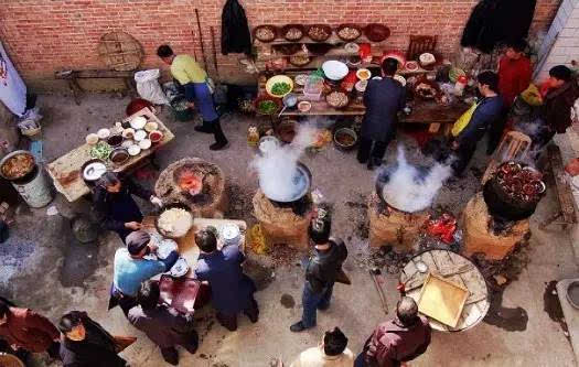 曲沃某村结婚吃大锅饭,太热闹了!