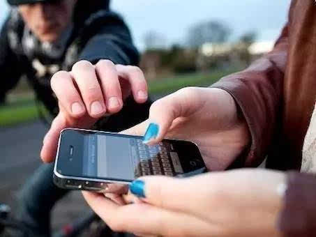 手机被偷,一条短信让小偷跑步送回,实在是高!