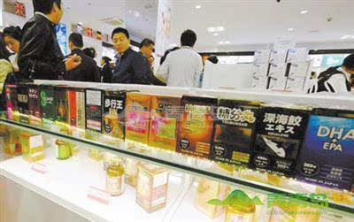 太坑了!日本黑免税店只针对中国游客 导游拿2