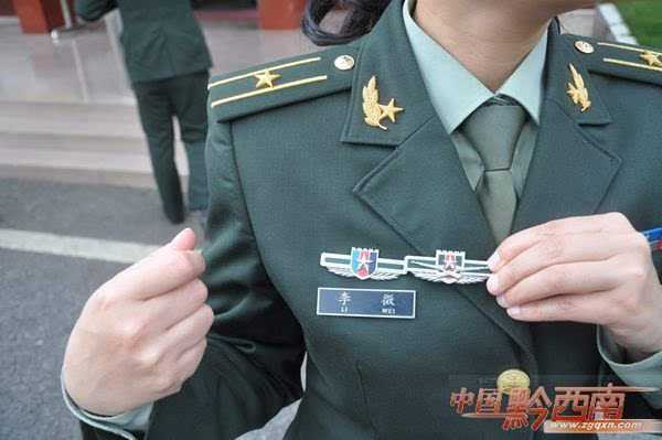 兴义军分区正式换发新式胸章臂章 划归军委国防动员部