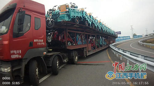 30米长半挂车拉百台三轮车被卡高速匝道(多图)