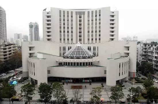 答:1,武汉图书馆(市图)地址:建设大道861号邮编