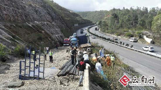 一重型货车冲上昆楚高速公路自救匝道事故致4人死亡