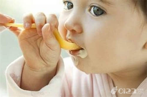 4个月宝宝辅食添加有讲究 四个月宝宝辅食食谱