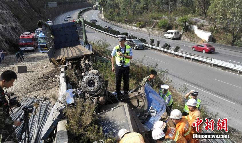 昆楚高速一重型货车冲上自救匝道致4人死亡[组图]