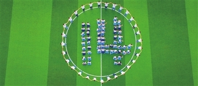 5月5日,海口市第一中学初二年级的学生摆出数字"14"的造型,庆祝14岁