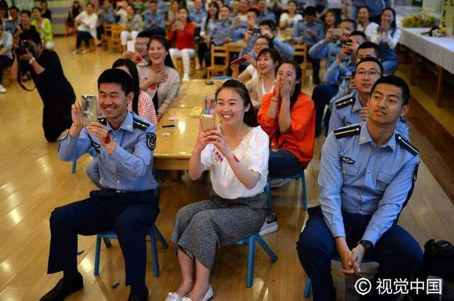 北京蓝天幼儿园女教师与空军军官携手参加联谊