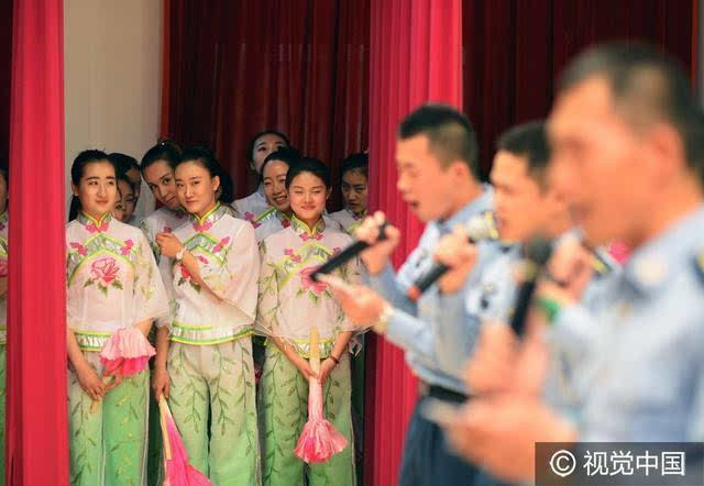 北京蓝天幼儿园女教师与空军军官携手参加联谊