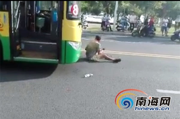 三亚一男子当街用头撞击公交车 声称遭人追杀