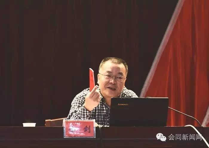 杨陵俐:党员领导干部要做到心中有罗盘、脚下