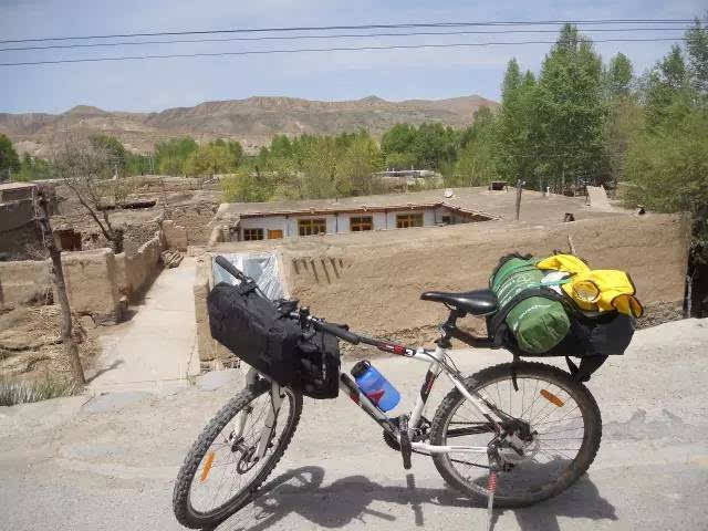 一个人,一支笔、一辆自行车,路上画出半个中国