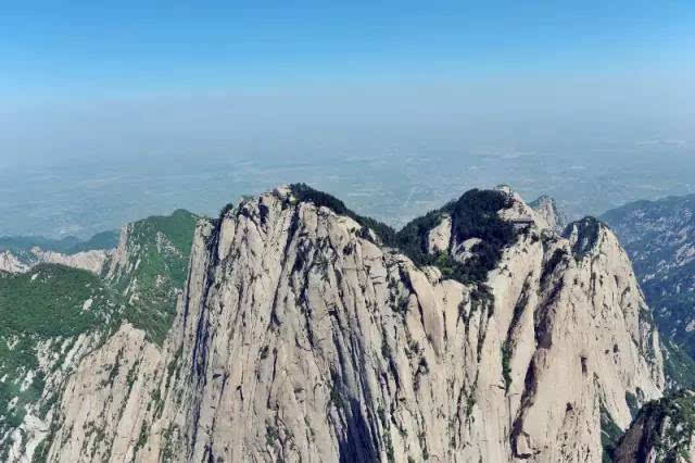 当您选择"鸟瞰华山"游玩华山,您可以尽情体验"会当凌绝顶,一览众山小"