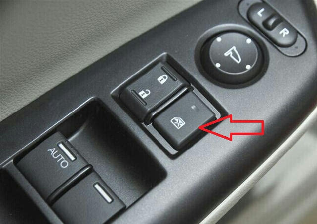 按下车窗玻璃锁止按键,可以同时锁止除了驾驶员侧的三个车窗玻璃