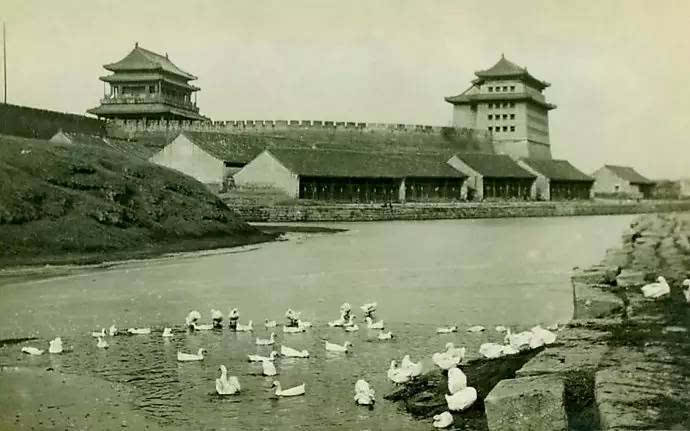 1900年末,朝阳门南侧,内城东护城河环绕瓮城而过,箭楼重建后,城楼和