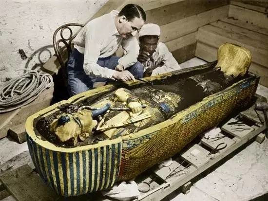 发现了埃及法老图坦卡蒙的陵墓以及戴有神秘的"黄金面具"的木乃伊石棺