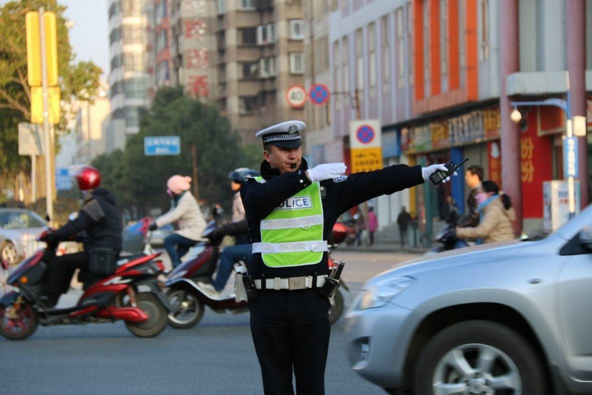 【镜中人】扎根岗亭的“小黑哥”市民心中的“最美警察”,泰安文明网