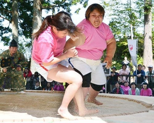 巾帼亦刚强:日本办女子相扑大会 角逐激烈(图)