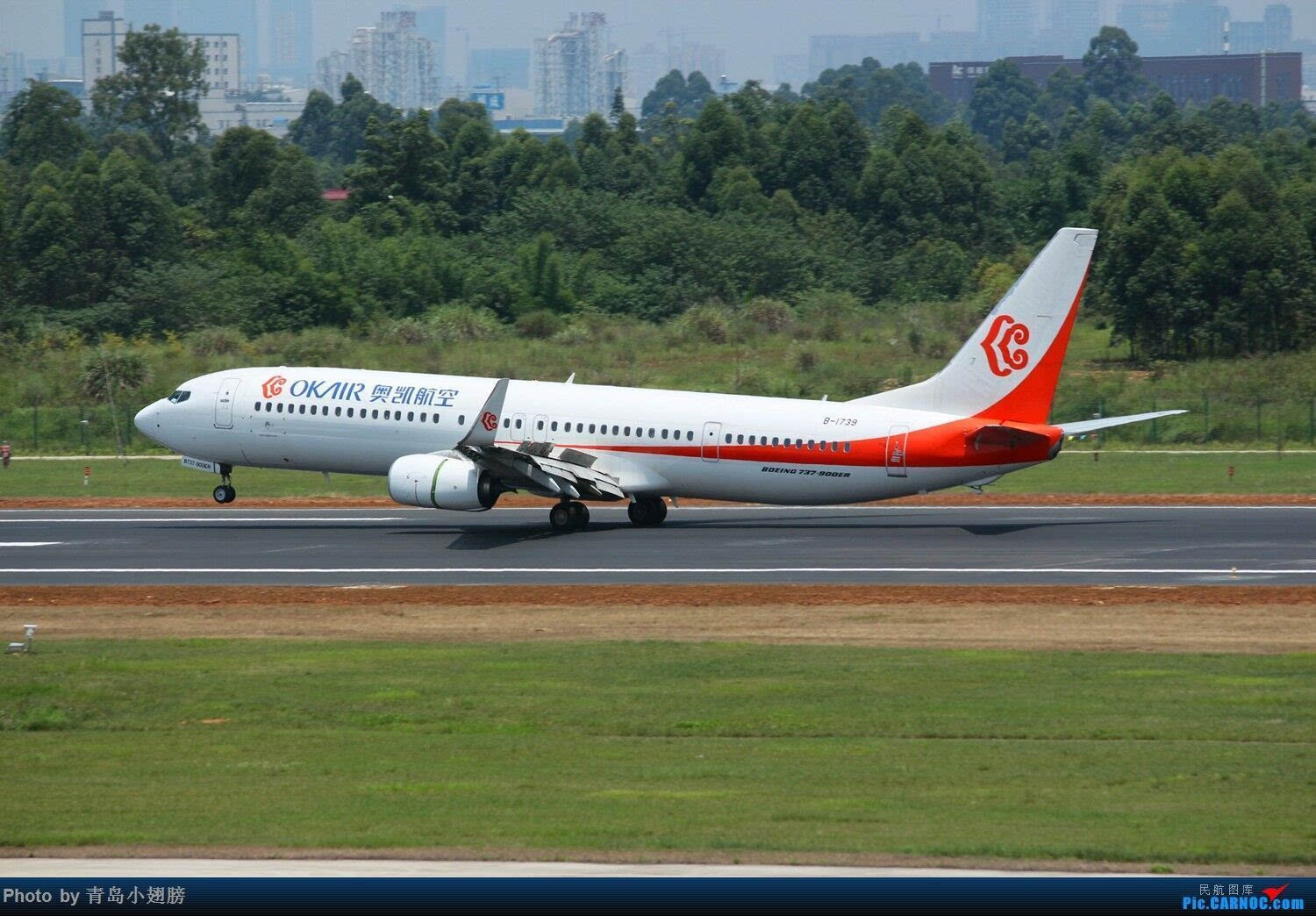 奥凯航空bk2773航班一架b737-900er落地时擦尾