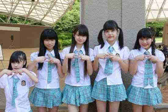 日本12岁小学生女团引网友热议:发育太好