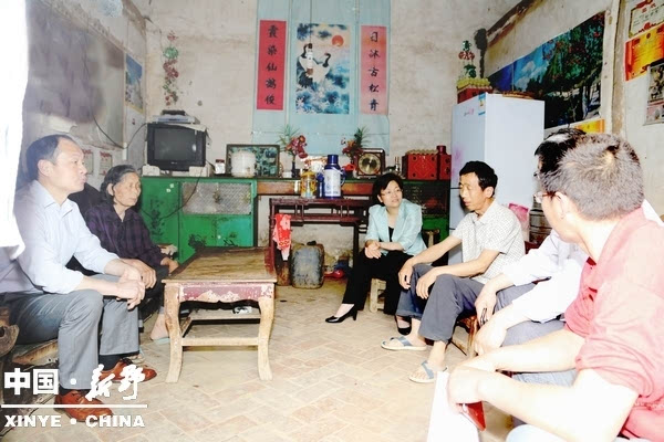 新野县县委书记督导精准扶贫及农村基层党建工