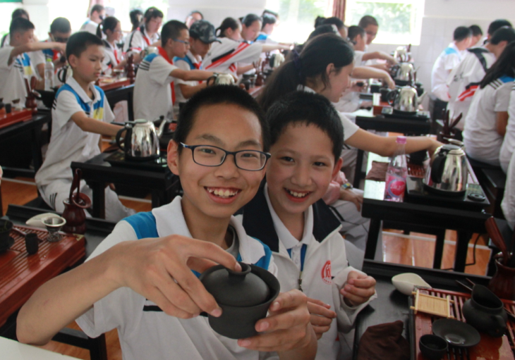 成都:中小学生在素质教育基地学习传统茶文化