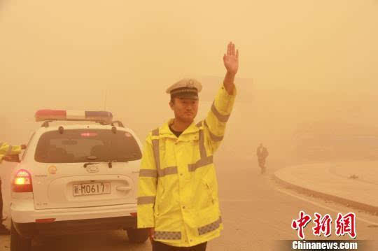 新疆南部遭遇沙尘暴:若羌县学校幼儿园停课(图)_手机搜狐网