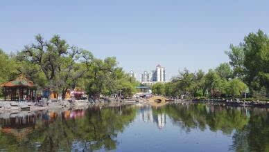 暖风怡人,延吉市人民公园成为市民休闲娱乐的首选去处.
