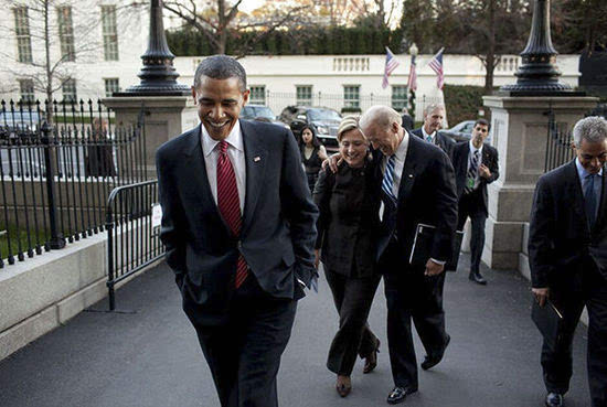 2009年12月,奥巴马,拜登与希拉里结伴而行.