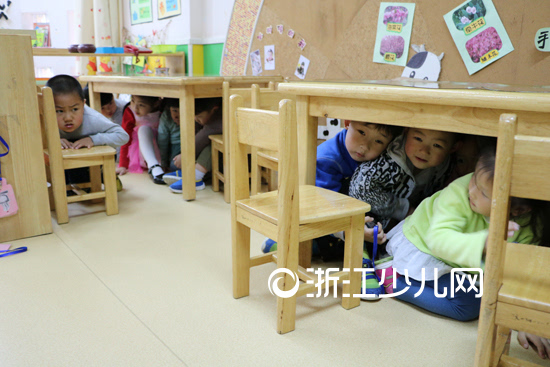 学会保护自己的生命 幼儿园开展防震救灾演练