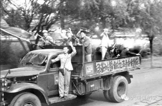 1968年的北京江湖小混蛋周长利跟200红卫兵干仗被乱刀扎死