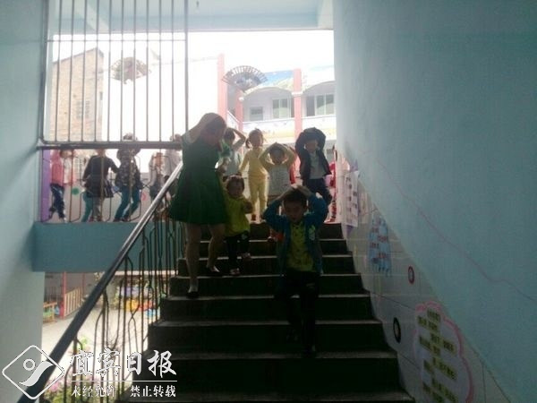 红桥镇中心幼儿园:开展5.12防震疏散演练活动