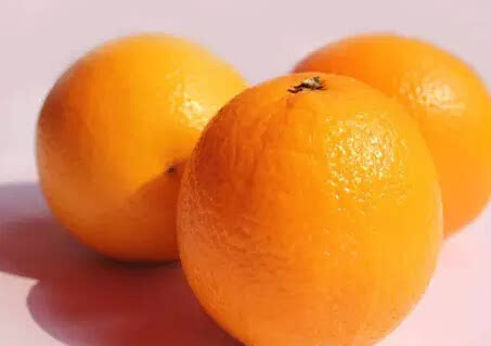 而且经常吃橙色水果,可以改善我们的皮肤粗糙的状况,美容养颜的效果