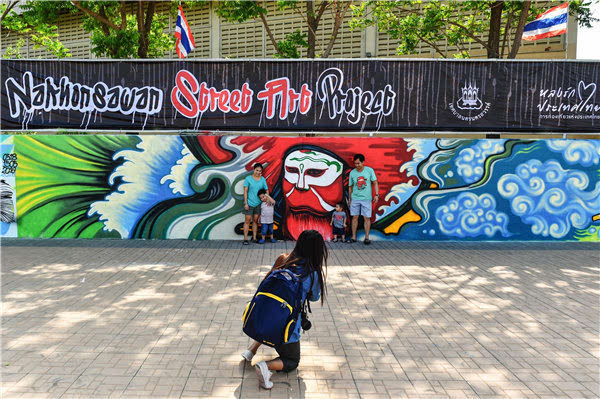 全泰最长涂鸦墙:60名艺术家共绘街头画廊